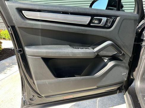 Used 2022 Porsche Cayenne Platinum Edition image 18
