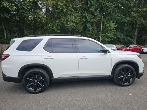 Certified 2025 Honda Pilot Black Edition image 8