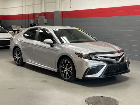 Used 2023 Toyota Camry SE FWD image 2
