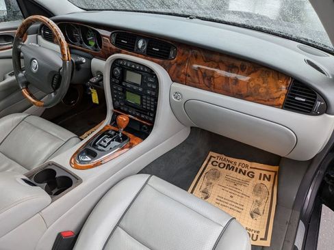 Used 2008 Jaguar XJ8 image 21