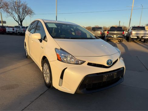 Used 2017 Toyota Prius V Five image 2