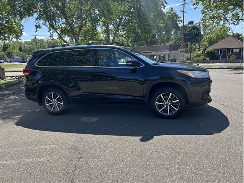Used 2018 Toyota Highlander XLE AWD/4WD image 8