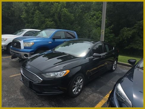 Used 2017 Ford Fusion SE w/ Fusion SE Technology Package FWD image 1