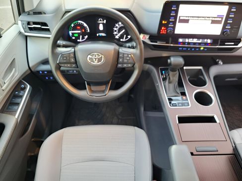 Certified 2023 Toyota Sienna LE image 13
