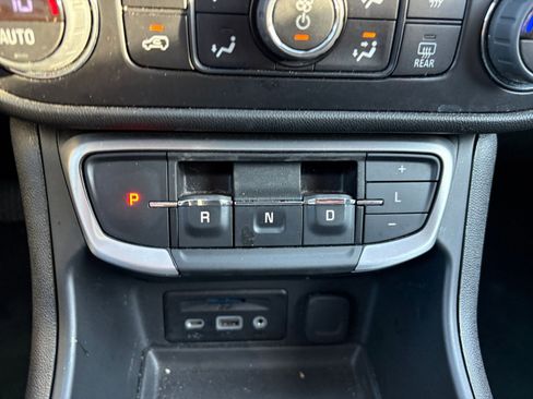 Used 2024 GMC Terrain SLT image 39