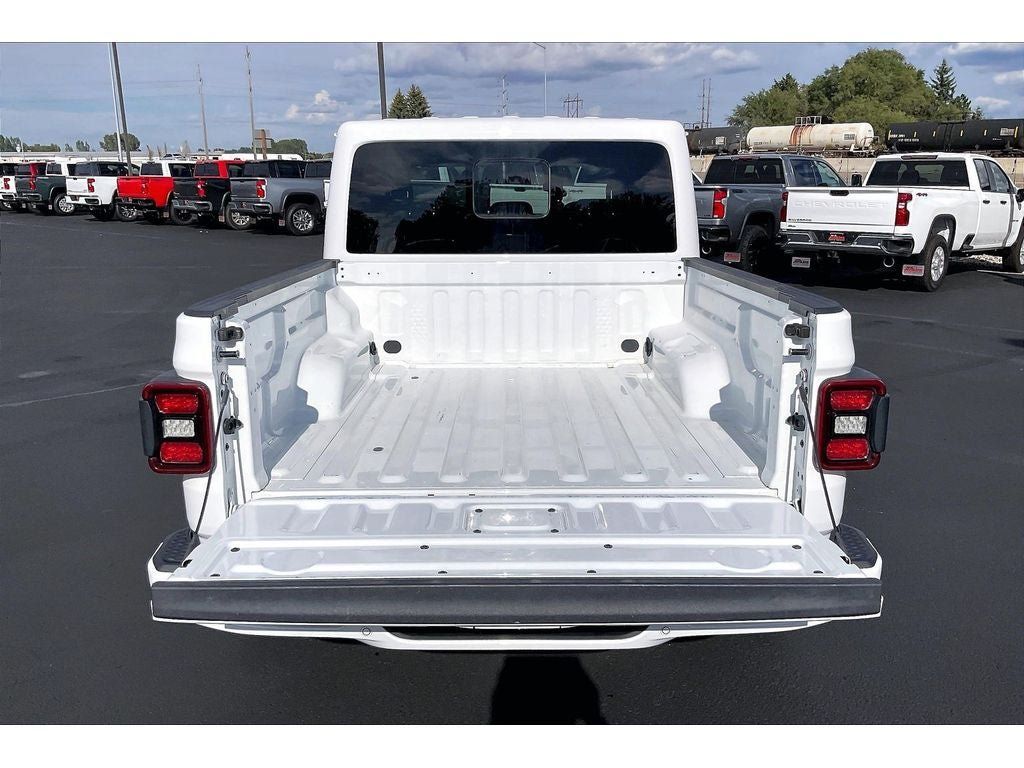 Used 2023 Jeep Gladiator Overland AWD/4WD image 10