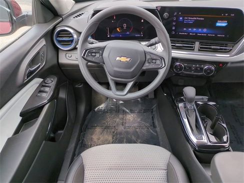 Certified 2025 Chevrolet Trax LT image 17