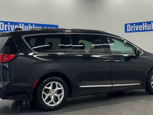 Used 2018 Chrysler Pacifica Touring-L w/ Tire & Wheel Group FWD image 8