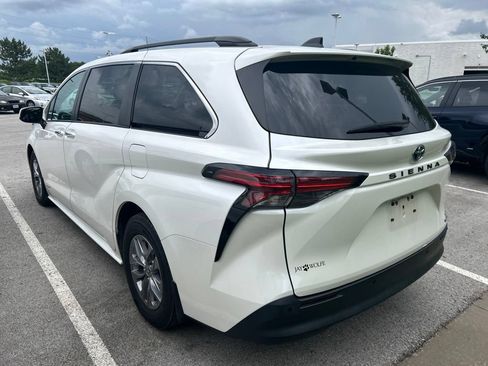 Used 2021 Toyota Sienna XLE w/ XLE Plus Package FWD image 5