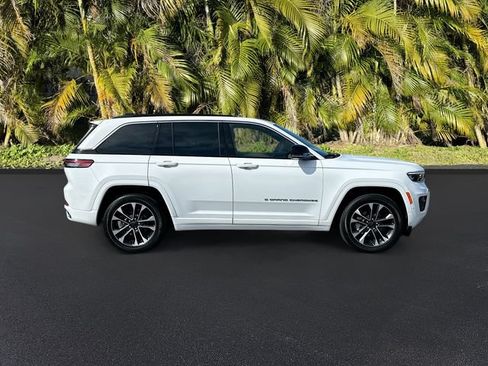 Used 2025 Jeep Grand Cherokee Overland AWD/4WD image 4