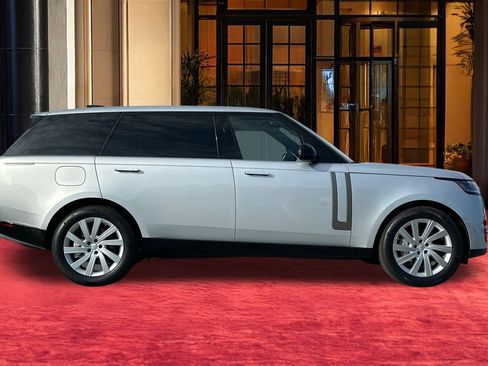 New 2025 Land Rover Range Rover Long Wheelbase SE image 9