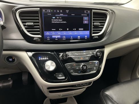 Used 2023 Chrysler Pacifica Touring-L image 16