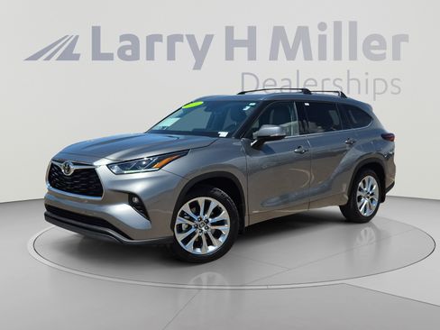 Certified 2026 Toyota Highlander Limited AWD/4WD image 1