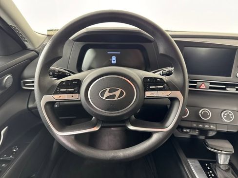 Certified 2025 Hyundai Elantra SE image 14