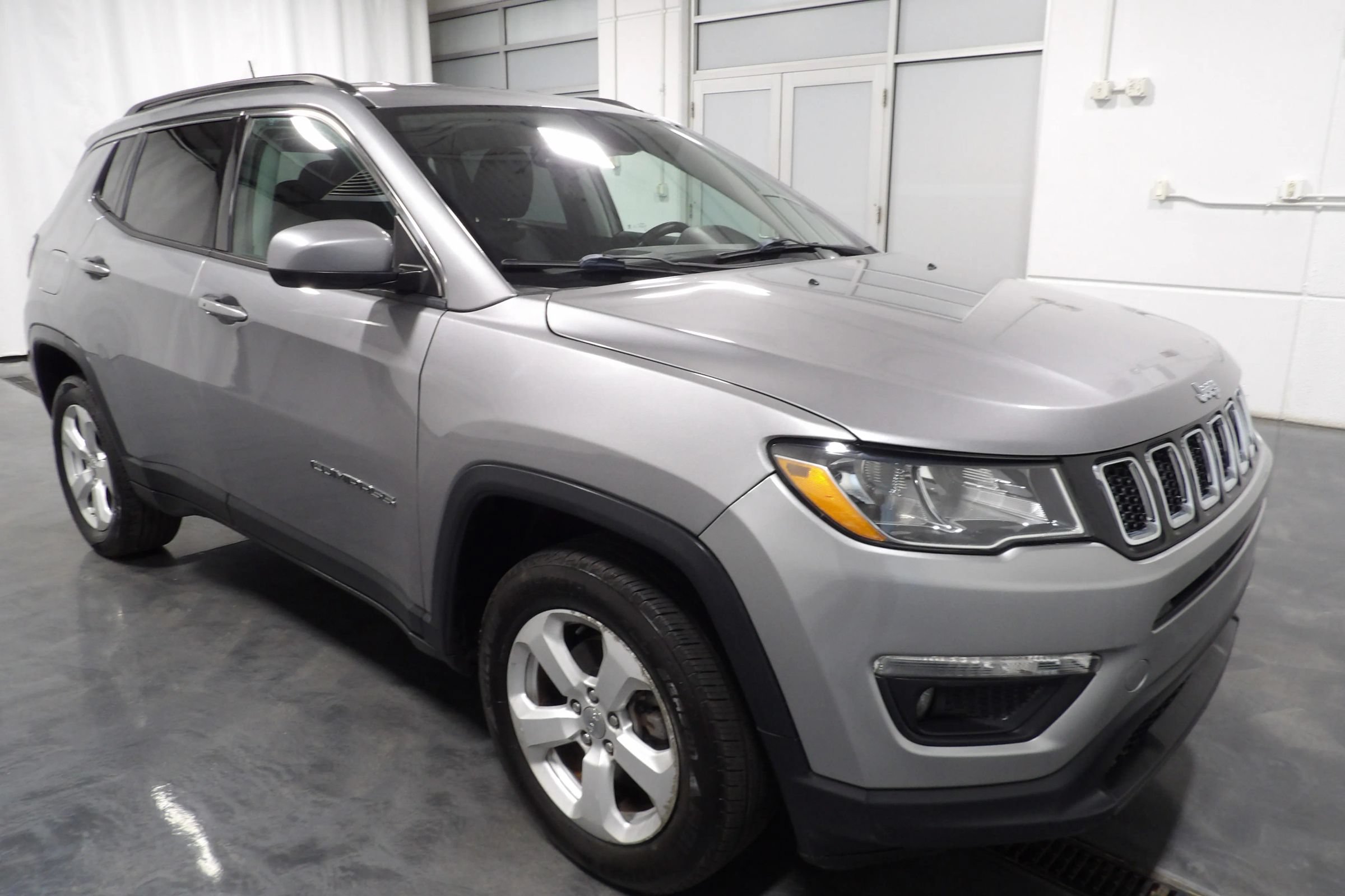 Used 2018 Jeep Compass Latitude w/ Popular Equipment Group AWD/4WD image 2
