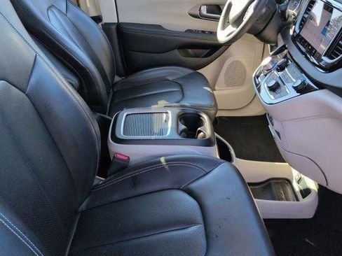Used 2023 Chrysler Pacifica Touring-L FWD image 30