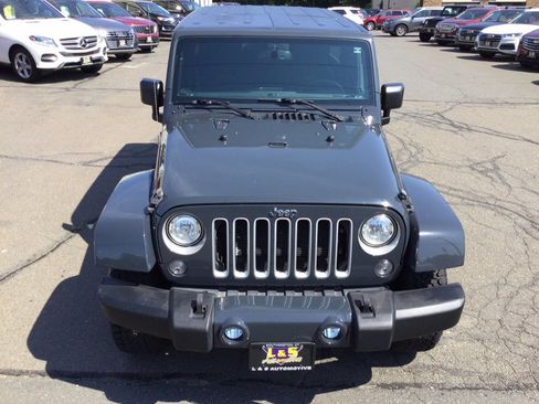 Used 2017 Jeep Wrangler Unlimited Sahara w/ Connectivity Group AWD/4WD image 5