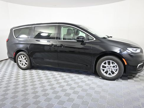 Used 2024 Chrysler Pacifica Touring-L FWD image 8