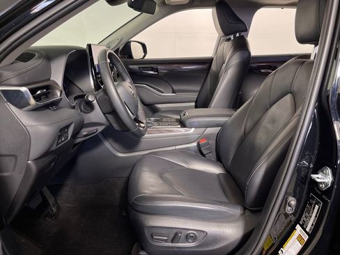 Used 2023 Toyota Highlander Limited FWD image 12