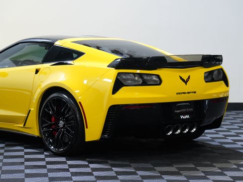 Used 2017 Chevrolet Corvette Z06 w/ Z07 Performance Package RWD image 16