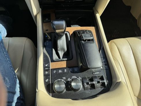 Used 2020 Lexus LX 570 4WD w/ Luxury Package image 14