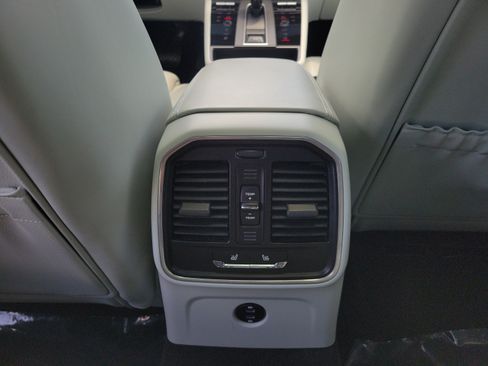 Used 2024 Porsche Macan AWD/4WD image 11