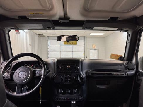 Used 2012 Jeep Wrangler Unlimited Sahara image 19