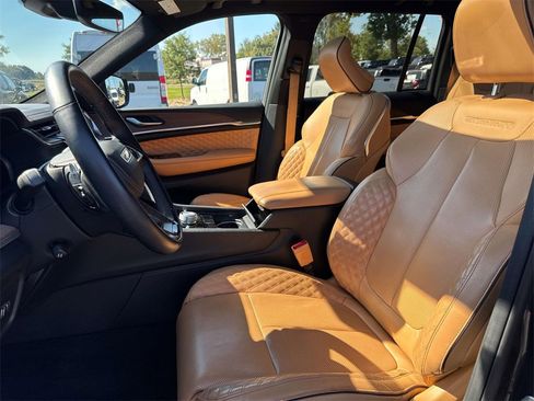 Used 2022 Jeep Grand Cherokee Summit w/ Luxury Tech Group V image 11