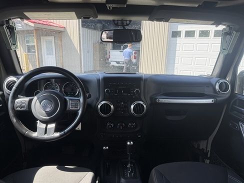 Used 2017 Jeep Wrangler Unlimited Sahara w/ Connectivity Group AWD/4WD image 23