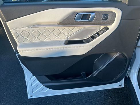 Certified 2025 Ford Explorer Platinum w/ Ultimate Package image 17