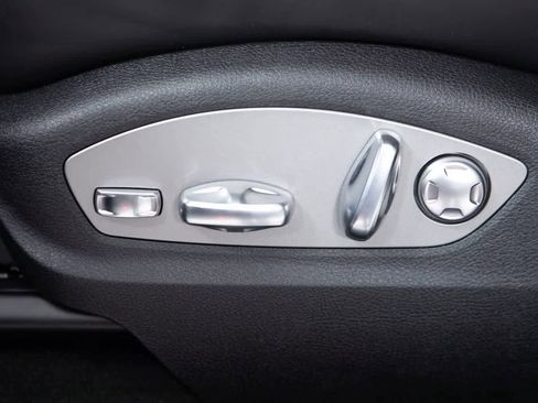 Used 2026 Porsche Macan AWD/4WD image 23