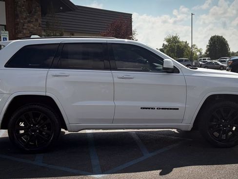 Used 2020 Jeep Grand Cherokee Altitude AWD/4WD image 12
