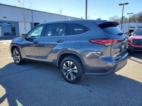 Used 2022 Toyota Highlander XLE image 4