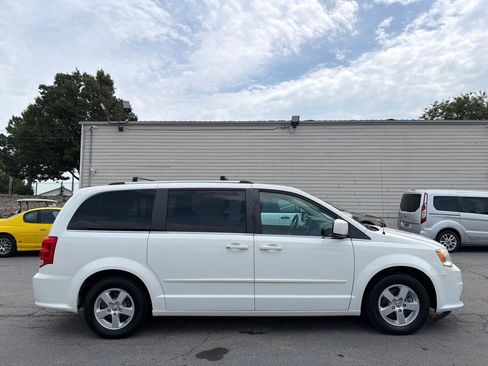 Used 2011 Dodge Grand Caravan Crew w/ Entertainment Group 1 FWD image 5