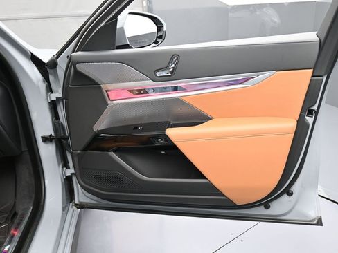 Used 2024 BMW 740i xDrive w/ Premium Package image 33