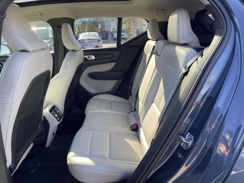 Used 2021 Volvo XC40 T5 Momentum w/ Premium Package image 3
