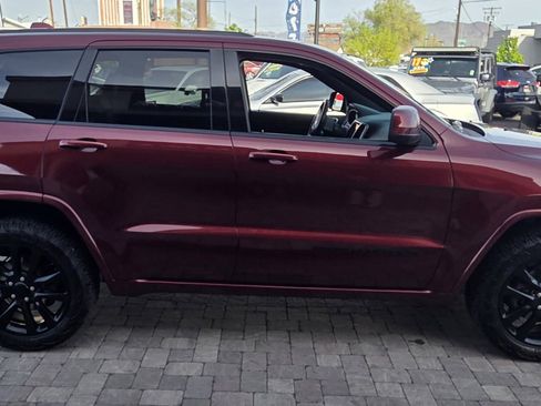 Used 2017 Jeep Grand Cherokee Altitude image 4