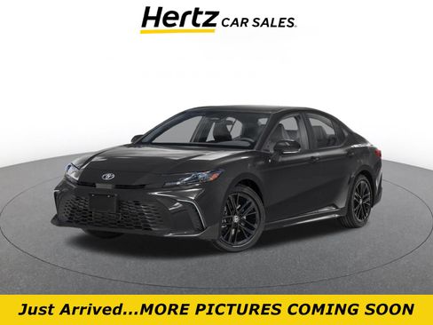 Used 2025 Toyota Camry SE FWD image 1