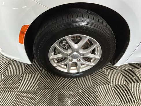 Used 2024 Chrysler Pacifica Touring-L FWD image 9