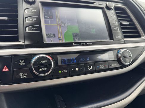 Used 2019 Toyota Highlander XLE AWD/4WD image 23