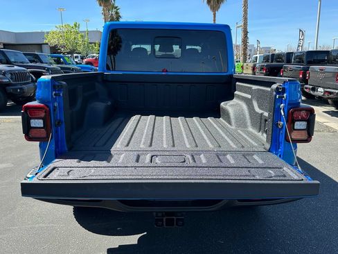 New 2026 Jeep Gladiator Rubicon w/ Steel Power Dome Hood Package AWD/4WD image 17