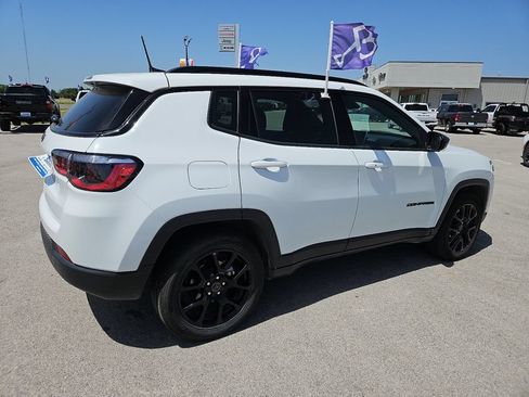 Used 2026 Jeep Compass Latitude AWD/4WD image 8