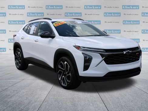 Used 2025 Chevrolet Trax RS w/ Sunroof Package image 3