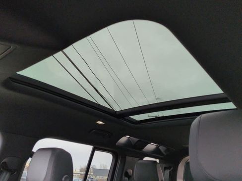 Used 2022 Land Rover Defender 110 SE image 19