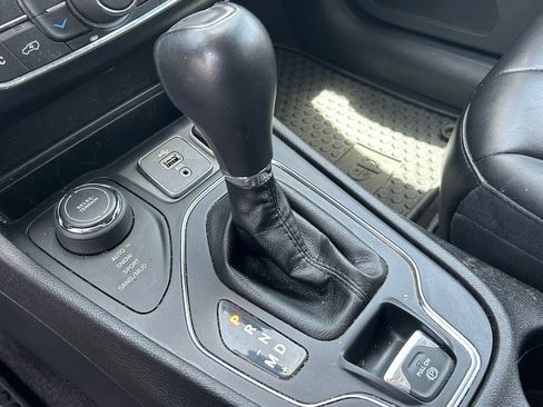 Used 2019 Jeep Cherokee Latitude Plus w/ Comfort/Convenience Group AWD/4WD image 18