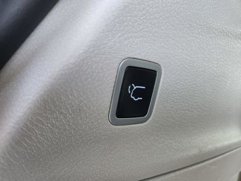 Used 2023 Chrysler Pacifica Touring-L FWD image 40