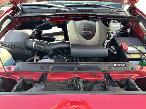 Certified 2019 Toyota Tacoma TRD Off-Road AWD/4WD image 13