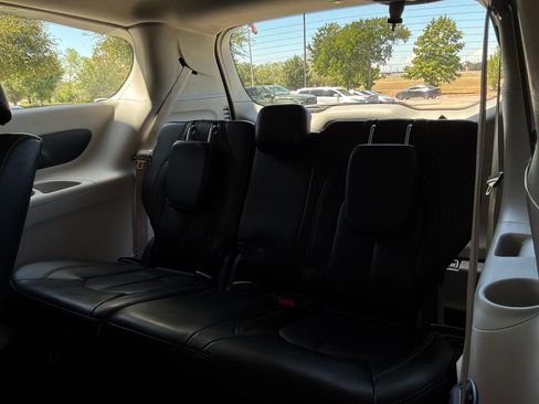 Used 2023 Chrysler Pacifica Touring-L FWD image 13