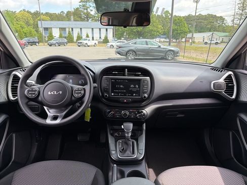 Used 2025 Kia Soul LX w/ LX Technology Package FWD image 11