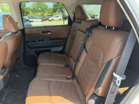 Used 2022 Nissan Pathfinder Platinum w/ Cargo Package AWD/4WD image 21